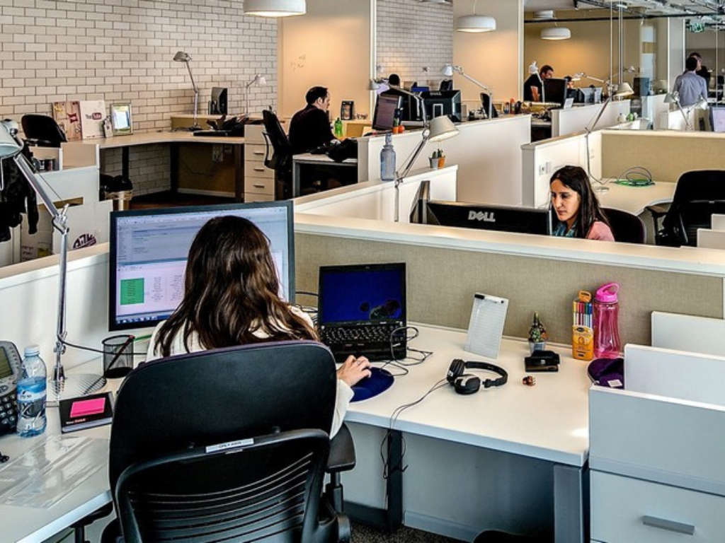 Unité de climatisation installée dans un bureau moderne pour assurer le confort des employés et le refroidissement des serveurs