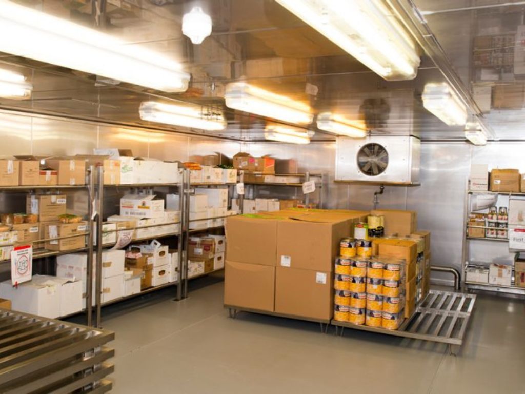 Chambre froide industrielle pour la conservation des denrées alimentaires en restauration et agroalimentaire, respectant les normes HACCP.