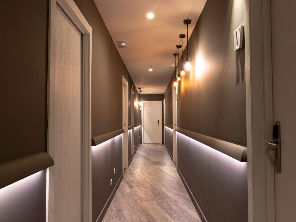 Installation de climatisation réversible en hôtel et hôpital pour un confort thermique optimal des clients et patients.