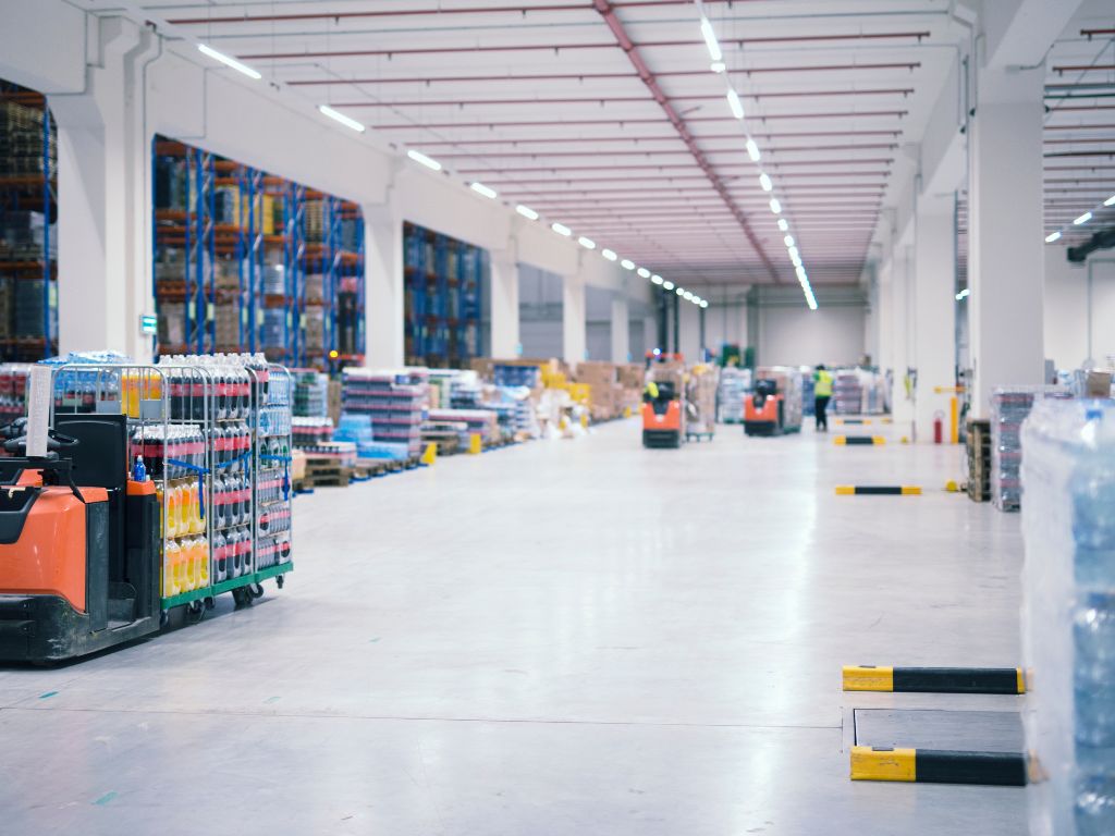 Stockage sous température contrôlée en entrepôt logistique pour produits alimentaires, chimiques et pharmaceutiques.