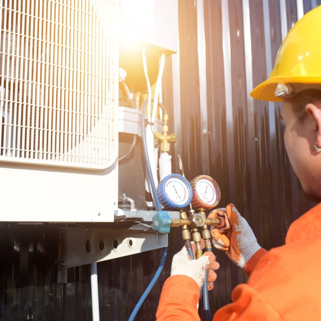 Technicien qui vérifie une unité de climatisation réversible