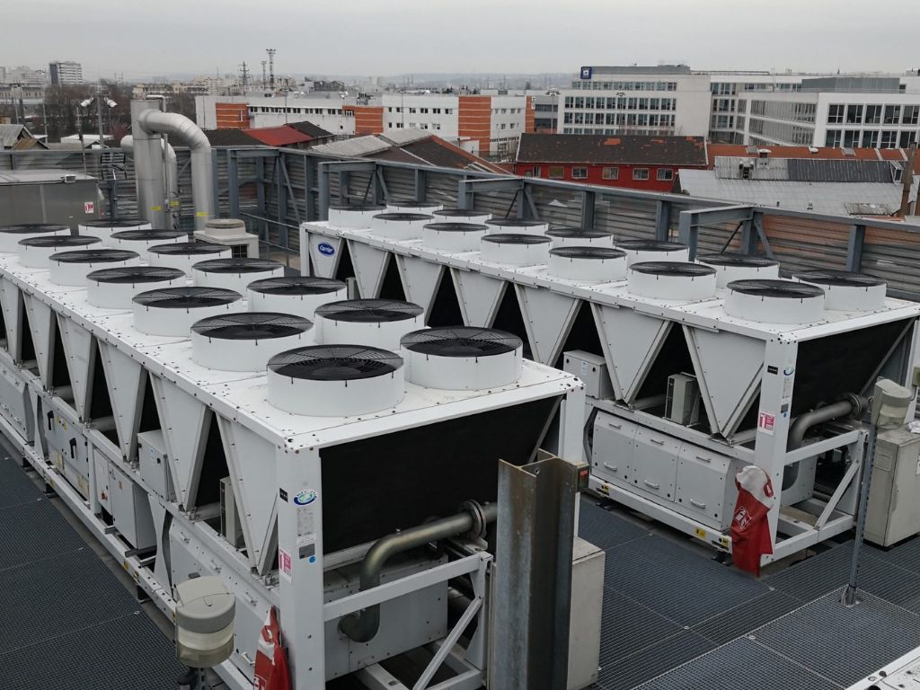 Grosse unité extérieure CVC installée sur un toit pour la climatisation industrielle et commerciale