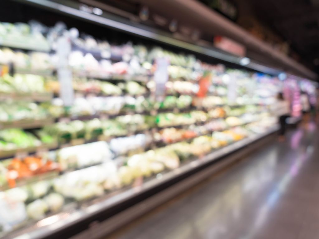 Vitrines réfrigérées et climatisation en supermarché pour la conservation des aliments et le confort des clients.