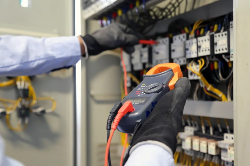 Technicien frigoriste intervenant sur un appareil frigorifique pour maintenance et réparation